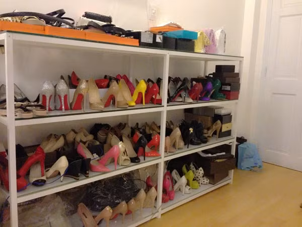 Trong nhà, kệ giày với nhiều đôi giày màu sắc, đắt tiền của cô nàng cũng gây sự chú ý.
