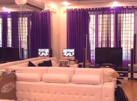 Trước đó, cũng từng gây xôn xao dư luận khi Ngọc Trinh tiết lộ không gian sống xa hoa của mình tại TP HCM.