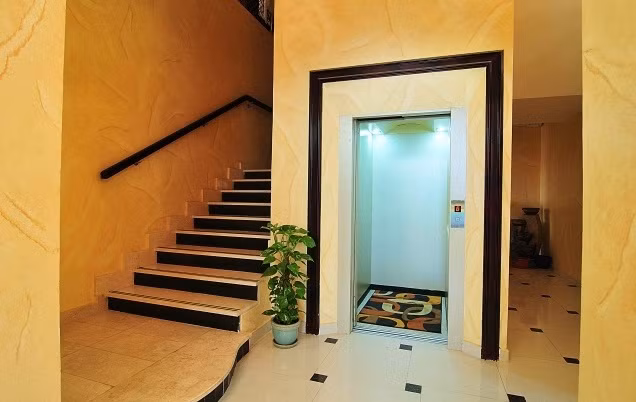 Chủ động kiểm tra hệ thống điện, ngắt điện cầu dao tổng của hệ thống thang máy gia đình khi có mưa giông, bão, gió to. Che chắn phòng máy cẩn thận, tránh tình trạng nước mưa chảy vào phòng máy, hố thang và nóc cabin thang máy khi trời mưa.