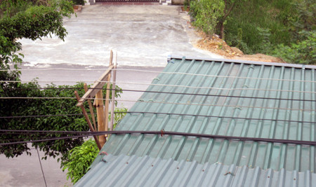 Ngoài ra, để an toàn chung, người dân không nên chăng dây điện trên cành cây, vách lá, mái nhà (có rơm, rạ hoặc lá lợp)… dễ gây chạm chập, cháy nổ. Cần tránh "tử thần" mưa bão làm tổn hại để đồ dùng, tính mạng.