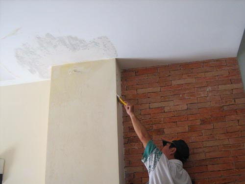 Kiểm tra, vệ sinh ống thu hồi nước sàn mái cũng như sàn phòng vệ sinh, sê nô,…tránh gây ứ đọng nước. Khi trời mưa bão to, nước không kịp thoát, ngấm vào tường, sàn, gây chập điện hoặc làm hỏng đồ điện.