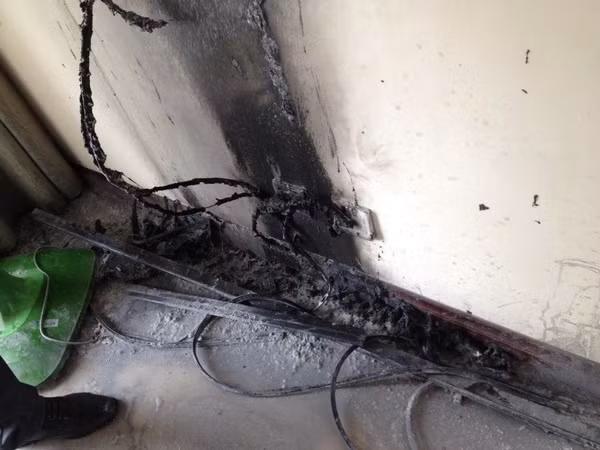 Bên cạnh đó, nên thường xuyên kiểm tra dây dẫn từ nhà ra cột điện, nếu phát hiện những điểm không an toàn phải báo ngay cho cơ quan điện lực gần nhất. Việc kiểm tra dây dẫn cần đảm bảo các nguyên tắc an toàn (sử dụng đồ cách điện....).