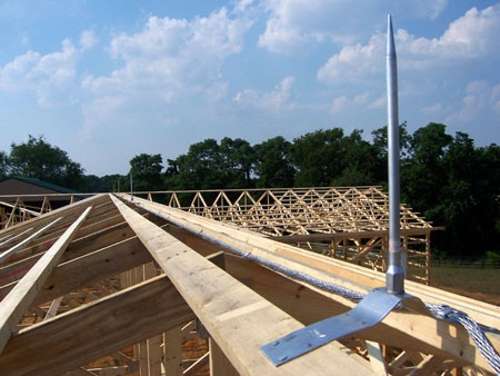 Lắp đặt, kiểm tra hệ thống chống sét (cột thu lôi). Khi ở trong nhà thì nên đứng xa các đồ dùng điện, tránh các chỗ ẩm ướt như buồng tắm, bể nước, vòi nước (trừ trường hợp cần thiết).