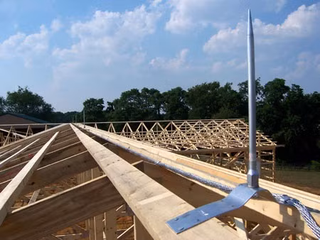 Lắp đặt, kiểm tra hệ thống chống sét (cột thu lôi). Khi ở trong nhà thì nên đứng xa các đồ dùng điện, tránh các chỗ ẩm ướt như buồng tắm, bể nước, vòi nước (trừ trường hợp cần thiết).