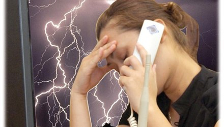 Với các đường dây điện thoại hay dây điện vì nối với lưới bên ngoài nên rất có thể bị ảnh hưởng sét đánh lan truyền. Nên tránh xa các dây này và các vật dùng điện với khoảng cách ít nhất là 1m. Vì vậy, khi có mưa dông, không nên dùng điện thoại cố định có dây, rút dây nối của thiết bị.