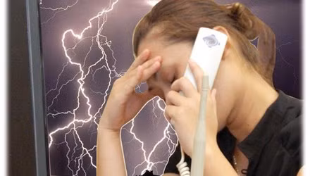 Với các đường dây điện thoại hay dây điện vì nối với lưới bên ngoài nên rất có thể bị ảnh hưởng sét đánh lan truyền. Nên tránh xa các dây này và các vật dùng điện với khoảng cách ít nhất là 1m. Vì vậy, khi có mưa dông, không nên dùng điện thoại cố định có dây, rút dây nối của thiết bị.