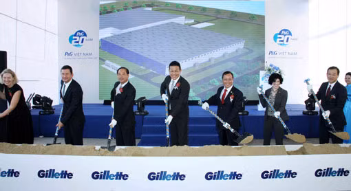 Cuối tháng 3/2015, hãng Procter &amp; Gamble (P&amp;G) của Mỹ đã khởi công xây dựng nhà máy dao cạo Gillette tại Bình Dương với vốn đầu tư 100 triệu USD. Dự kiến nhà máy sẽ hoàn thành trong 12 tháng tới và tạo việc làm cho hơn 300 lao động địa phương. Ảnh lễ khởi công xây dựng nhà máy.