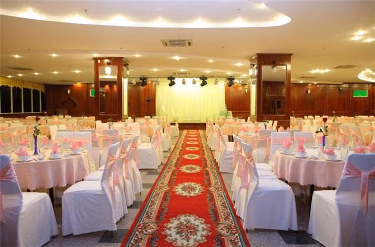 Hệ thống nhà hàng tại khách sạn phục vụ nhiều món ăn Âu - Á, đặc biệt chế biến các món hải sản đa dạng. Một số nhà hàng tại đây có chương trình khuyến mại hấp dẫn. Thực khách có nhu cầu tổ chức tiệc đứng với số lượng khách lớn có thể đặt chỗ trước và được thưởng thức nhiều loại rượu vang hảo hạng miễn phí.