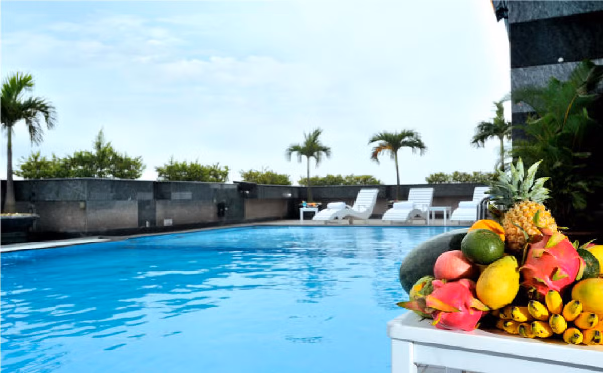 Bể bơi dành cho khách đến khách sạn HAGL Plaza Đà Nẵng.