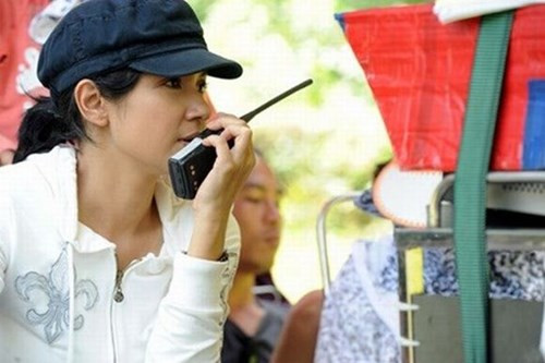 Bên cạnh đó, người đẹp Việt Trinh còn là người đồng sở hữu hãng phim SenaFilm. Cô trở lại với điện ảnh trong vai trò mới - đạo diễn.