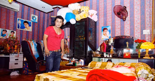 Phòng ngủ của nam diễn viên nhiều màu sắc, với các tấm hình của chính anh cũng như món quà của người hâm mộ.