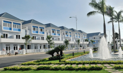 Đặc biệt, anh sở hữu nhiều cổ phần của những công ty BĐS lớn. Trong đó, có thời điềm, theo báo cáo tình hình quản trị của Công ty Cổ phần Đầu tư Kinh doanh nhà Khang Điền (KDH), Lý Hùng sở hữu 22.000 cổ phiếu KDH.