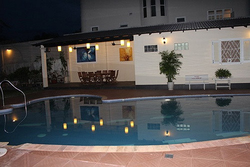 Căn biệt thự triệu đô rộng hơn 1000 m2 của vợ chồng diễn viên Diễm My mua năm 1997 tại khu Thảo Điền, một vị trí đắc địa nằm ven sông Sài Gòn, quận 2, TP HCM . Bên ngoài biệt thự có sân vườn rộng, bể bơi tiện nghi.