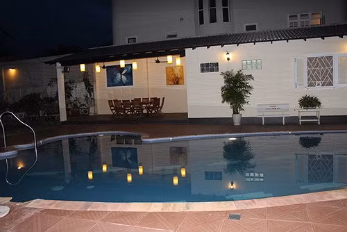 Căn biệt thự triệu đô rộng hơn 1000 m2 của vợ chồng diễn viên Diễm My mua năm 1997 tại khu Thảo Điền, một vị trí đắc địa nằm ven sông Sài Gòn, quận 2, TP HCM . Bên ngoài biệt thự có sân vườn rộng, bể bơi tiện nghi.