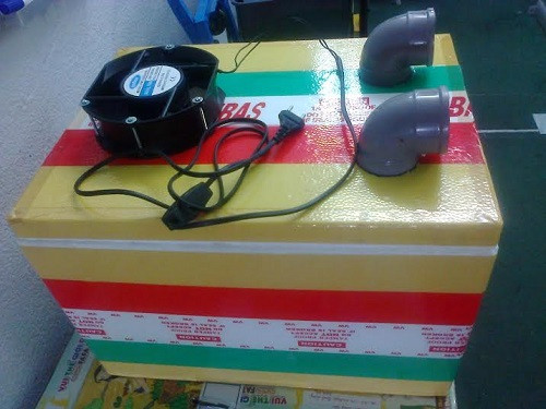 Để đề phòng ngày mất điện, bạn có thể nối quạt (loại 12V) với ắc quy để chạy quạt. Hơi lạnh phụ thuộc vào lượng gió và đá trong thùng xốp. Trước khi làm, nên cân nhắc vì có thể tiết kiệm chi phí mua, lắp điều hòa xong bạn phải chi trả tiền mua đá lạnh và mất thêm thao tác dọn nước trong thùng do đá tan.