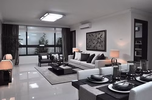 Tại Hà Nội, MC Chi Bảo có căn hộ cao cấp trị giá tới 5 tỷ, gồm 4 phòng ngủ, một phòng khách và một bếp với tông màu chủ đạo là màu xám sang trọng.