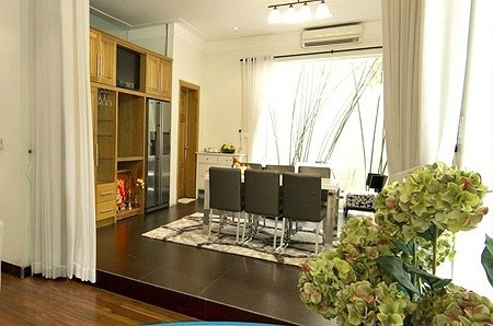 Nội thất hiện đại nổi bật trong căn phòng với tông màu trắng chủ đạo.