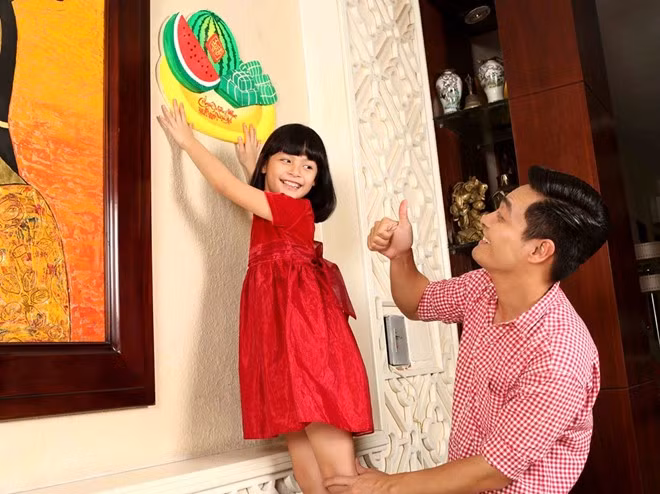 Là MC nổi tiếng với nhiều gameshow truyền hình, nhiều người tò mò nhà của MC Phan Anh ra sao. tuy nhiên, anh khá kín tiếng. Trong hình, Phan Anh cùng con gái lớn đang trang trí nhà.