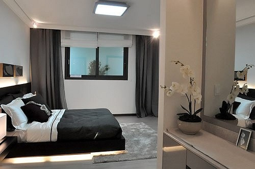 Vẫn giữ phong cách hiện đại, tiện nghi, song căn hộ chọn tông màu trầm, khác biệt với cách bài trí không gian của biệt thự ở TP HCM.