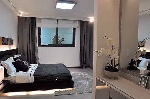 Vẫn giữ phong cách hiện đại, tiện nghi, song căn hộ chọn tông màu trầm, khác biệt với cách bài trí không gian của biệt thự ở TP HCM.