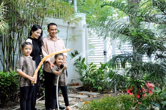 Một góc vườn cây xanh xung quanh nhà đem đến cảm giác thoải mái, thư giãn cho gia đình Quyền Linh.