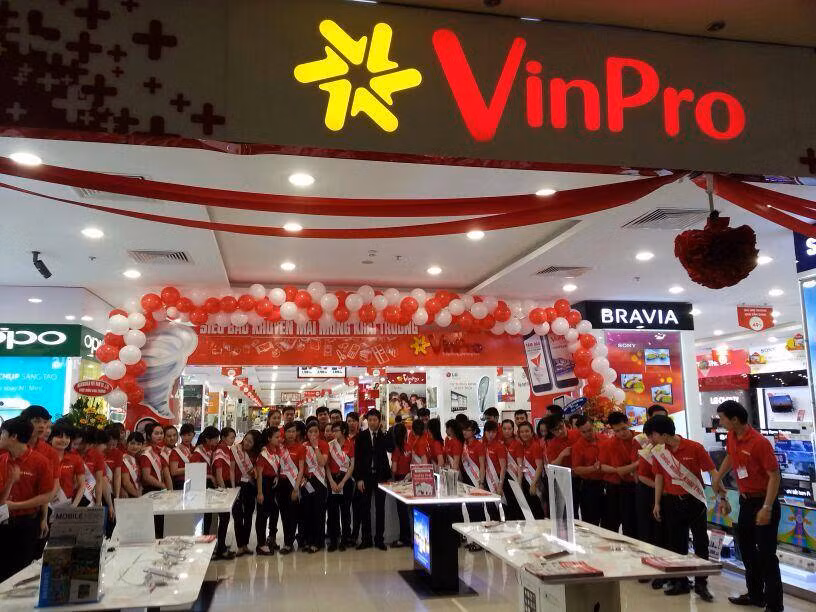 Không chỉ dừng lại ở đó, Vingroup ra mắt hàng loạt các thương hiệu trong lĩnh vực Bán lẻ của Tập đoàn, trong đó có thể kể đến việc ra mắt hệ thống Trung tâm công nghệ - điện máy VinPro gồm 02 mô hình kinh doanh VinPro và VinPro+ hoạt động trên phạm vi toàn quốc.