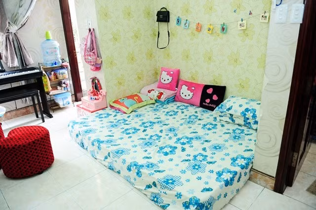 Căn phòng trọ tuy giản dị nhưng khá ấm cúng. Hai mẹ con ca sĩ cùng nằm chung trên chiếc đệm.