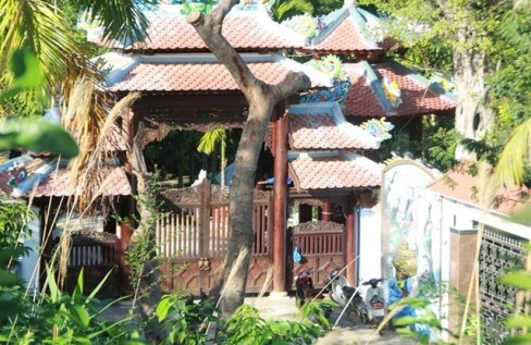 Trước khi có quyết định tháo dỡ, ông Quang đang chờ ý kiến của UBND TP Đà Nẵng về việc xin được giữ lại các hạng mục trong quần thể biệt phủ không phép trên rừng đặc dụng Nam Hải Vân để chuyển mục đích sang làm du lịch.