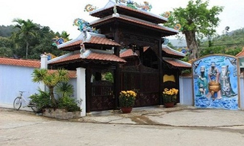 Mới đây, Bí thư Thành ủy Đà Nẵng nhấn mạnh, đến cuối tháng 8 phải tháo dỡ xong khu biệt phủ trái phép của đại gia Đà Nẵng - Ngô Văn Quang. Theo đó, công trình biệt phủ của ông Ngô Văn Quang rộng 1.411m2, án ngữ tại khu vực đồi Chim Chim, thuộc tiểu khu 11 rừng đặc dụng Nam Hải Vân. Biệt phủ bao gồm nhiều công trình đồ sộ, bề thế với nhiều ngôi nhà gỗ, tòa tháp...