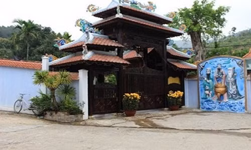 Mới đây, Bí thư Thành ủy Đà Nẵng nhấn mạnh, đến cuối tháng 8 phải tháo dỡ xong khu biệt phủ trái phép của đại gia Đà Nẵng - Ngô Văn Quang. Theo đó, công trình biệt phủ của ông Ngô Văn Quang rộng 1.411m2, án ngữ tại khu vực đồi Chim Chim, thuộc tiểu khu 11 rừng đặc dụng Nam Hải Vân. Biệt phủ bao gồm nhiều công trình đồ sộ, bề thế với nhiều ngôi nhà gỗ, tòa tháp...