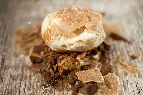 Nấm trắng thường bào mỏng hoặc băm nhỏ rồi rắc trên món ăn sau khi nấu xong. Do đắt đỏ nên chúng ít được dùng trong chế biến món ăn hơn là nấm đen.