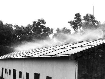 Một trong những giải pháp chống nóng cho nhà mái tôn đó là "xài" hệ thống phun nước làm mát mái nhà. Dùng một loạt ống nhựa PVC trên nóc mái và máy bơm tăng áp đẩy nước chảy qua ống, dùng vòi phun xoay bắn tia nước lên bề mặt mái, và tưới nước đều.