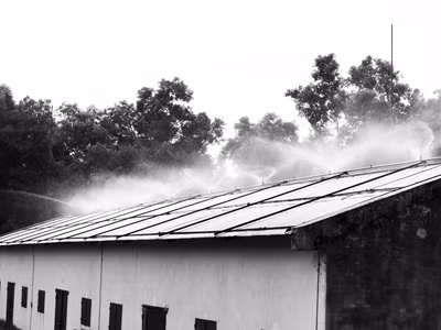 Một trong những giải pháp chống nóng cho nhà mái tôn đó là "xài" hệ thống phun nước làm mát mái nhà. Dùng một loạt ống nhựa PVC trên nóc mái và máy bơm tăng áp đẩy nước chảy qua ống, dùng vòi phun xoay bắn tia nước lên bề mặt mái, và tưới nước đều.