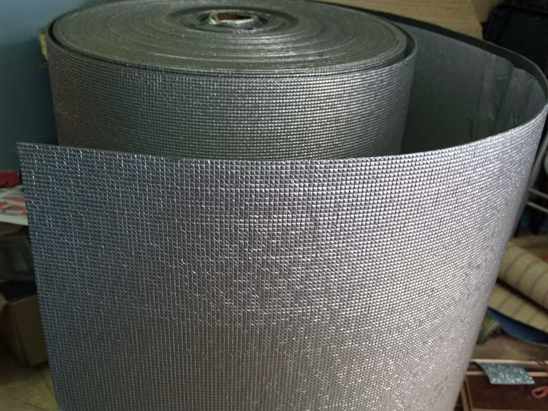 Để chống nóng cho nhà, gia đình có thể lót tấm cách nhiệt, dưới mặt tôn, có khoảng hở 5-10cm.