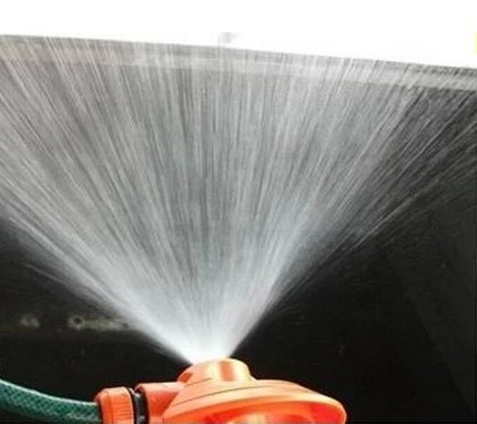 Tuy nhiên, cách làm này nên cân nhắc về nguồn nước, vị trí nhà (có khoảng không để nước chảy từ mái xuống không gây ảnh hưởng đến nhà khác). Giá thi công hệ thống phun nước trên thị trường 3-6 triệu đồng (tùy diện tích, công lắp đặt và vật liệu).