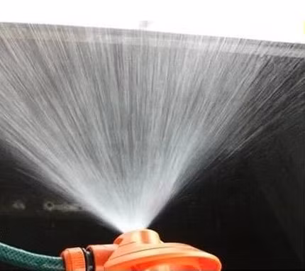 Tuy nhiên, cách làm này nên cân nhắc về nguồn nước, vị trí nhà (có khoảng không để nước chảy từ mái xuống không gây ảnh hưởng đến nhà khác). Giá thi công hệ thống phun nước trên thị trường 3-6 triệu đồng (tùy diện tích, công lắp đặt và vật liệu).