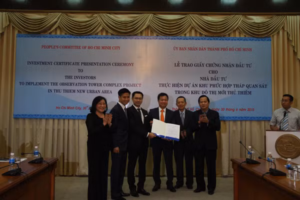 Công ty TNHH Liên doanh Thành phố Đế vương là đơn vị phụ trách dự án. Đây là công ty liên doanh với tỷ lệ vốn góp 50 - 50 giữa Công ty BĐS Tiến Phước, công ty TNHH BĐS Trần Thái và đối tác nước ngoài là Công ty Denver Power Ltd (Anh). Đằng sau Empire City là hai “ông lớn” bất động sản Tiến Phước và Trần Thái.