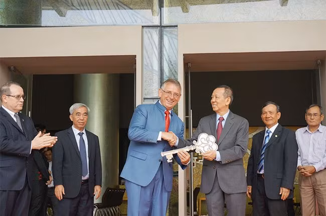 Ông Lập sinh năm 1950 tại TP HCM. Ngoài vị trí Chủ tịch HĐQT Công ty CP Tiến Phước, ông cũng là Chủ tịch Hội đồng thành viên công ty TNHH Nam Rạch Chiếc (một liên doanh giữa Tiến Phước –Keppel Land- Trần Thái). Ảnh đại gia Lập (thứ ba từ phải sang) trao chìa khóa tượng trưng cho đối tác.