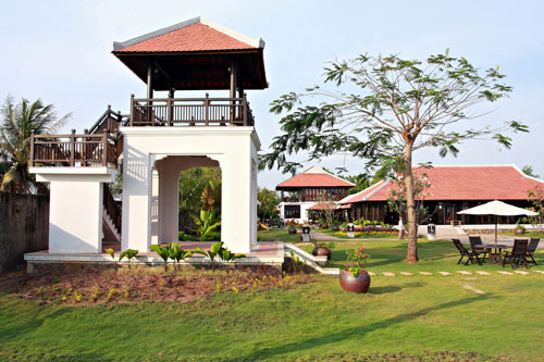 Cả khu biệt thự, sân vườn mất tới 4 năm để cải tạo và xây dựng.