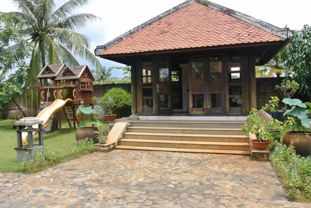 Biệt thự được xây dựng chủ yếu bằng gỗ quý.