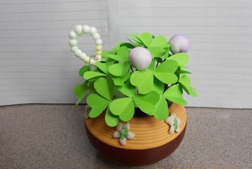 Thay vì mua những chậu cảnh mini để bàn được trồng sẵn, khách hàng muốn tự tay gieo hạt, chăm sóc cho cỏ 3 lá.