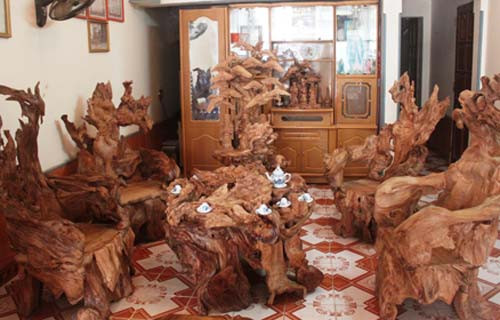 Không hề kém cạnh đại gia nam, bắc, đại gia Tuyên Quang sở hữu những món đồ khiến nhiều người phải "thèm khát". Trong hình là bộ bàn ghế trị giá hàng tỷ đồng của một đại gia phố núi Tuyên Quang.
