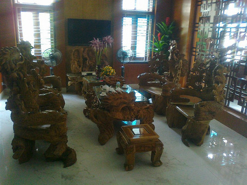 Bộ bàn ghế 10 tỷ có giá đắt nhất là bộ bàn ghế làm bằng gỗ ngọc Am ở Tuyên Quang, thuộc sở hữu của một đại gia trong ngành lâm sản, khoáng sản.