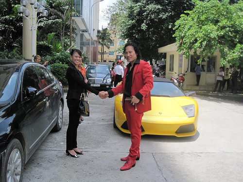 Ngoài ra, có thông tin cho rằng đại gia Lợi sở hữu tổng cộng 4 căn nhà ở cả Tuyên Quang, Hà Nội và Sài Gòn, với trị giá gần 100 tỷ đồng. Tuy nhiên, theo tin trên báo Petrotimes thì những thông tin về khối tài sản của đại gia này có nhiều bí ẩn, và chủ yếu xuất hiện trên... ảnh.