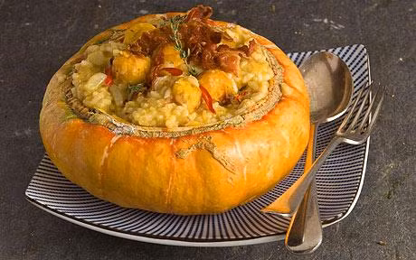 Ngoài trồng làm cảnh, bí mũ cam thường trồng làm thực phẩm. Chúng thích hợp chế biến các món nướng, hấp, nấu súp.