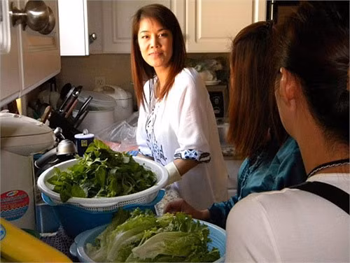 Căn bếp ấm cúng là nơi cô nấu những bữa ăn cho gia đình.