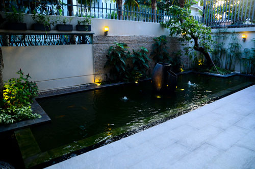 Bên ngoài, sân vườn, cây xanh mang đến không gian sống thư giãn, gần gũi thiên nhiên.