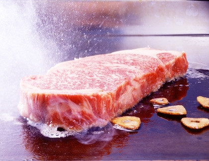 Hương vị đặc trưng của thịt bò Nhật còn dựa vào đặc tính di truyền nòi giống. Cha đẻ của giống bò Hida có chất lượng ưu việt này là con bò có tên Yasufuku. Vào năm 1982, bò Yasufuku của tỉnh Gifu giành giải thưởng bò đực tốt nhất trên toàn Nhật Bản. Nó được nhân giống giúp tạo ra 40 ngàn con bê.