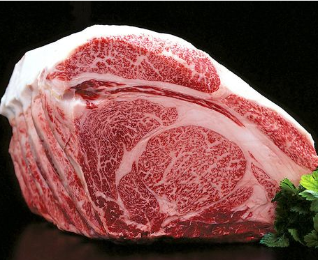 Đặc điểm của thịt bò Hida là những vân mỡ trắng phân bố xen kẽ giữa các thớ thịt hồng với tỷ lệ tương đồng. Một con bò Hida có thể bán được khoảng 10 triệu yên (1,7 tỷ đồng). Mỗi con bò tách được khoảng 300 kg thịt.