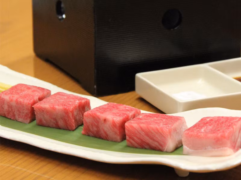 Quy trình chọn giống, phương pháp nuôi, chăm sóc đặc biệt, ứng dụng công nghệ cao trong kiểm duyệt chất lượng, vì thế, thịt bò Hida cùng nhiều loại thịt bò Nhật Bản có giá đắt đỏ và nổi tiếng trên toàn thế giới.